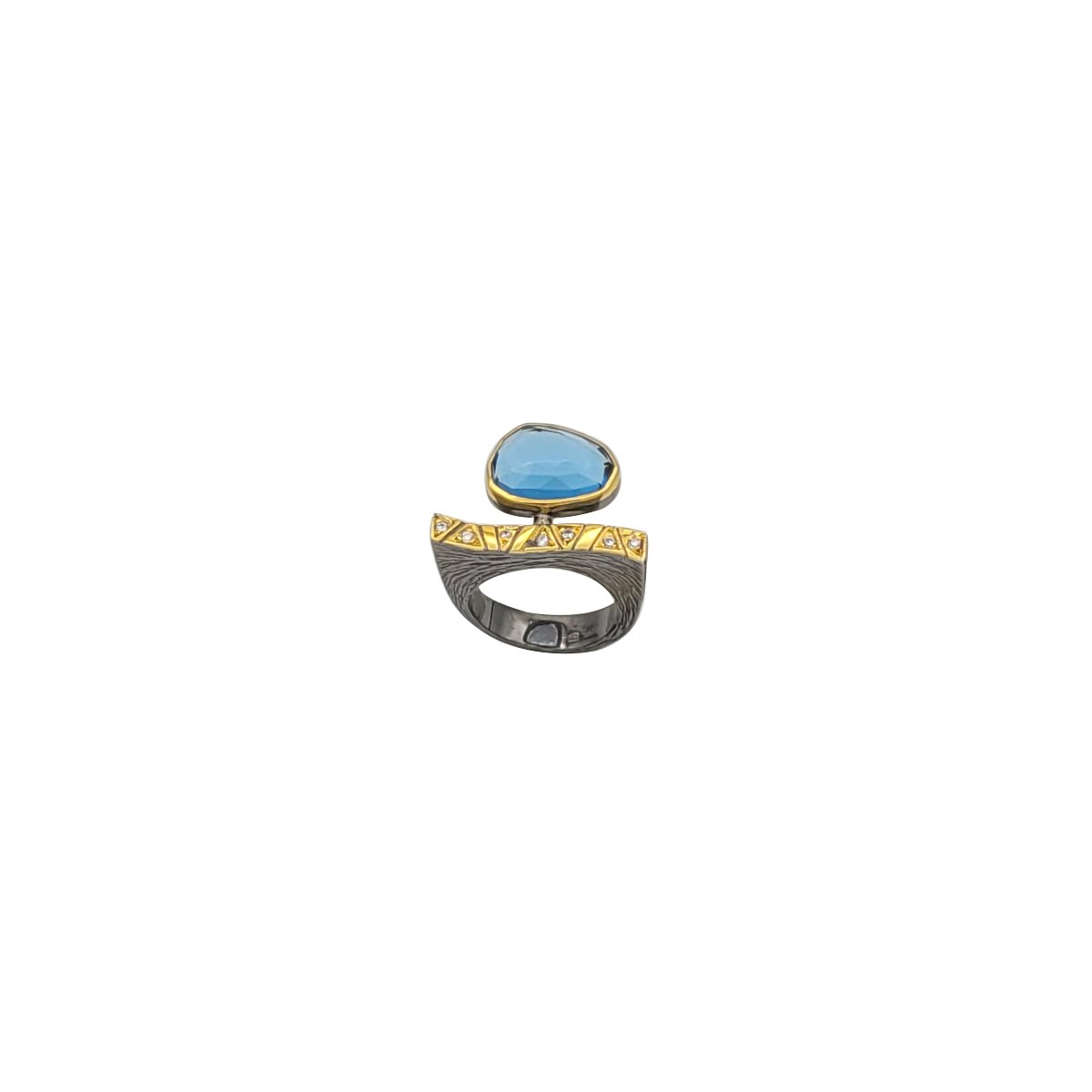 Inel sculptural din argint 925 rodiat negru și aurit, cu topaz albastru natural și zirconiu